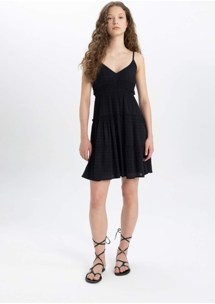 A Kesim V Yaka Askılı Beyaz Mini Elbise