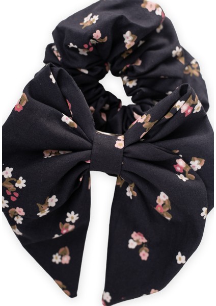 Kurdeleli ve Lastikli Sac Tokası Lacivert Çiçekli fiyatları