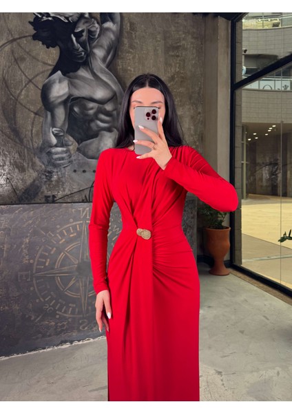 Taira Yanı Yırtmaçlı ve Tokalı Büzgülü Midi Boy Elbise Kırmızı