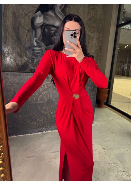 Taira Yanı Yırtmaçlı ve Tokalı Büzgülü Midi Boy Elbise Kırmızı fiyatları