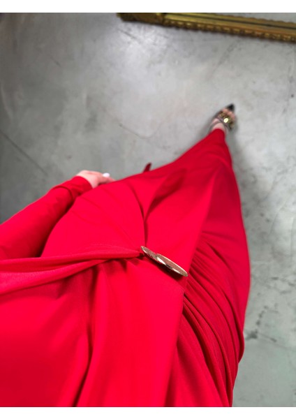 Taira Yanı Yırtmaçlı ve Tokalı Büzgülü Midi Boy Elbise Kırmızı modelleri