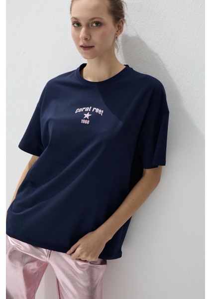 Kadın Lacivert Renk Pembe Sim Baskılı Oversize T-Shirt