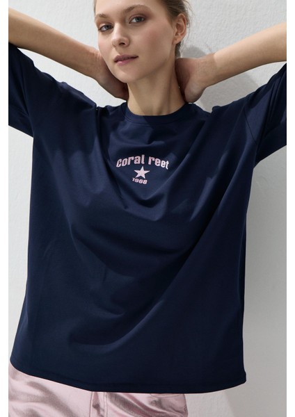 Kadın Lacivert Renk Pembe Sim Baskılı Oversize T-Shirt fiyatları