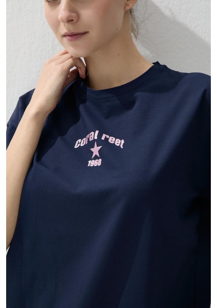 Kadın Lacivert Renk Pembe Sim Baskılı Oversize T-Shirt modelleri