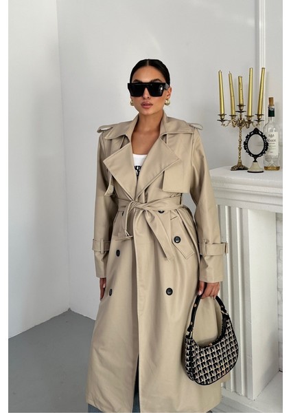 Kadın Trençkot Uzun Suni Deri Kemerli Düğmeli Cepli Yırtmaçlı Kruvaze Yaka Trençkot modelleri