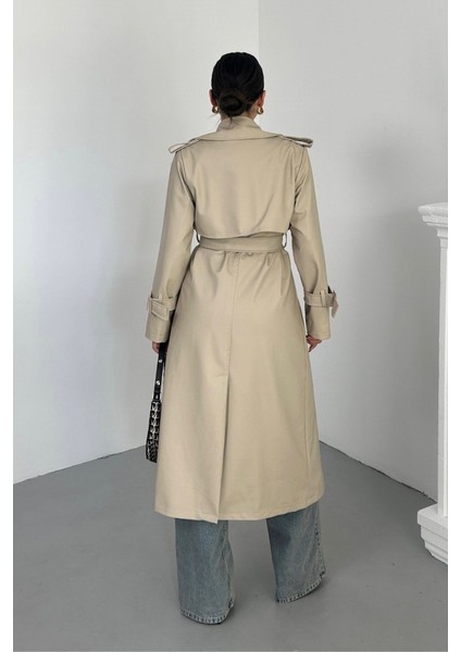 Kadın Trençkot Uzun Suni Deri Kemerli Düğmeli Cepli Yırtmaçlı Kruvaze Yaka Trençkot