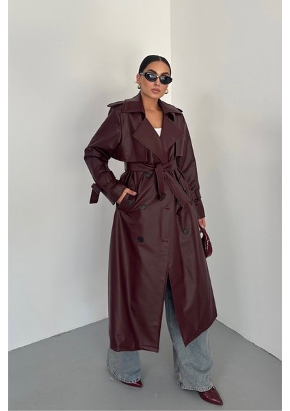 Kadın Trençkot Uzun Suni Deri Kemerli Düğmeli Cepli Yırtmaçlı Kruvaze Yaka Trençkot