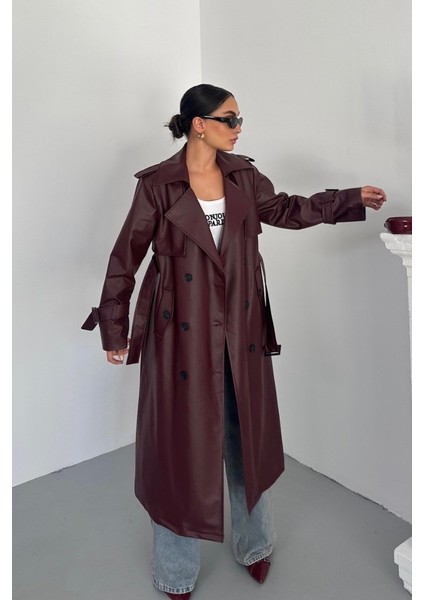 Kadın Trençkot Uzun Suni Deri Kemerli Düğmeli Cepli Yırtmaçlı Kruvaze Yaka Trençkot modelleri