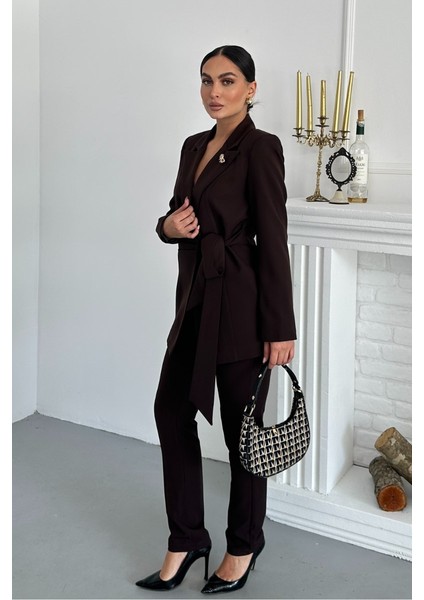 Kadın Ikili Alt Üst Takım Şık Kuşaklı Drapeli Broş Detaylı Blazer Ceket Boru Paça Pantolon Takım fiyatları