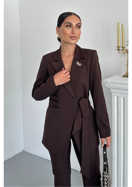 Kadın Ikili Alt Üst Takım Şık Kuşaklı Drapeli Broş Detaylı Blazer Ceket Boru Paça Pantolon Takım modelleri