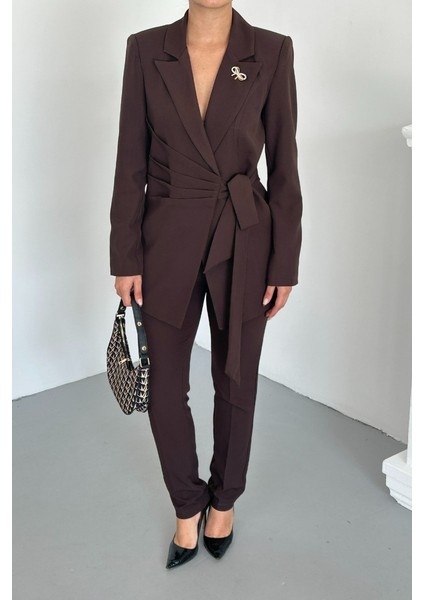 Kadın Ikili Alt Üst Takım Şık Kuşaklı Drapeli Broş Detaylı Blazer Ceket Boru Paça Pantolon Takım indirimleri