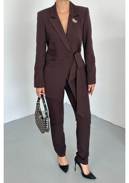 Kadın Ikili Alt Üst Takım Şık Kuşaklı Drapeli Broş Detaylı Blazer Ceket Boru Paça Pantolon Takım