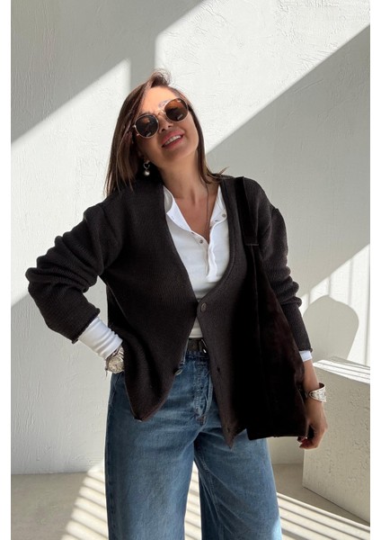 Kahverengi Üç Düğmeli Hırka