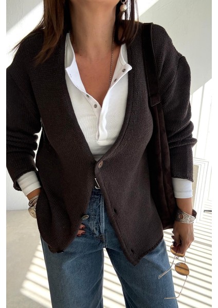 Kahverengi Üç Düğmeli Hırka