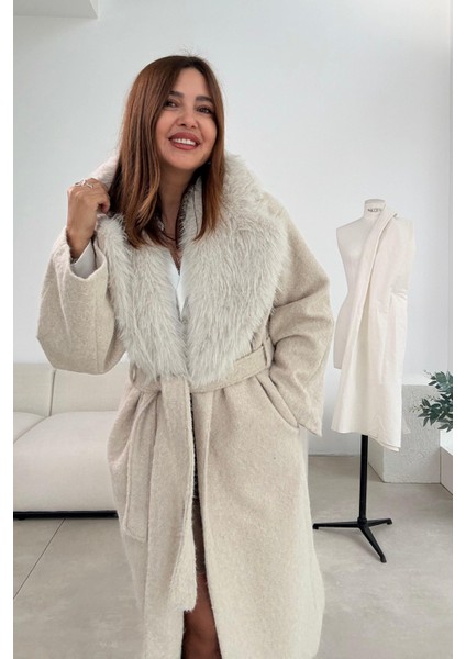 Bej Yakası Kürklü Uzun Kaban indirimleri