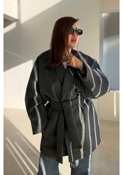 Gri Kuşaklı Kısa Kaban fiyatları