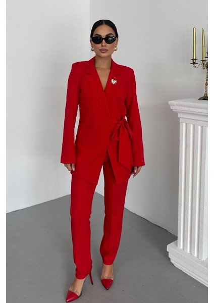 Kadın Ikili Alt Üst Takım Şık Kuşaklı Drapeli Broş Detaylı Blazer Ceket Boru Paça Pantolon Takım