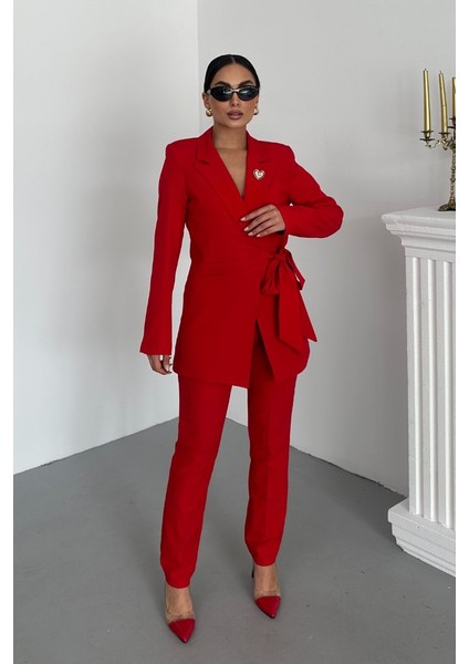 Kadın Ikili Alt Üst Takım Şık Kuşaklı Drapeli Broş Detaylı Blazer Ceket Boru Paça Pantolon Takım fiyatları