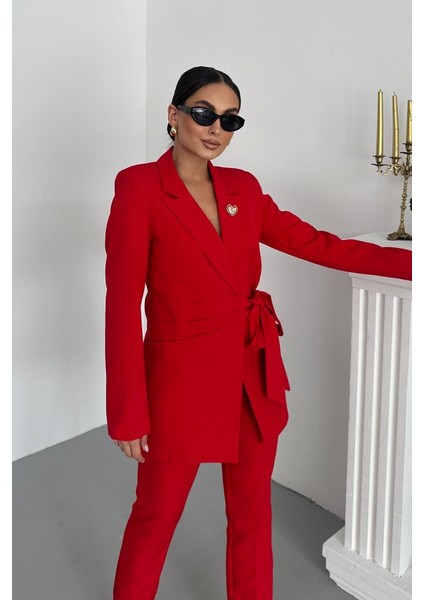 Kadın Ikili Alt Üst Takım Şık Kuşaklı Drapeli Broş Detaylı Blazer Ceket Boru Paça Pantolon Takım modelleri