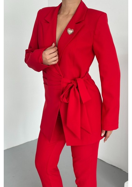 Kadın Ikili Alt Üst Takım Şık Kuşaklı Drapeli Broş Detaylı Blazer Ceket Boru Paça Pantolon Takım