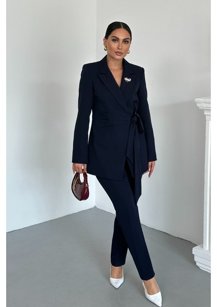 Kadın Ikili Alt Üst Takım Şık Kuşaklı Drapeli Broş Detaylı Blazer Ceket Boru Paça Pantolon Takım