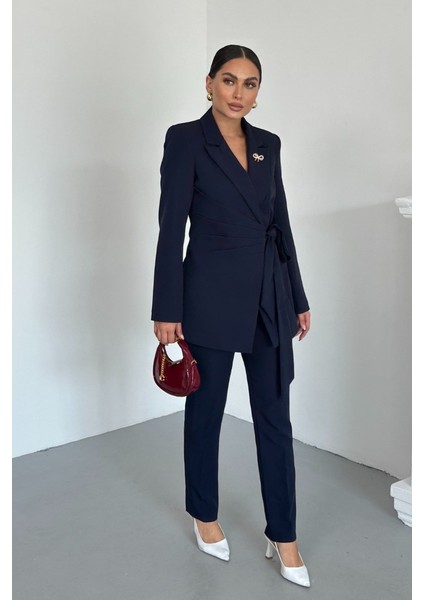 Kadın Ikili Alt Üst Takım Şık Kuşaklı Drapeli Broş Detaylı Blazer Ceket Boru Paça Pantolon Takım fiyatları