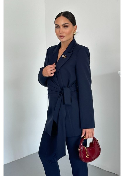 Kadın Ikili Alt Üst Takım Şık Kuşaklı Drapeli Broş Detaylı Blazer Ceket Boru Paça Pantolon Takım modelleri