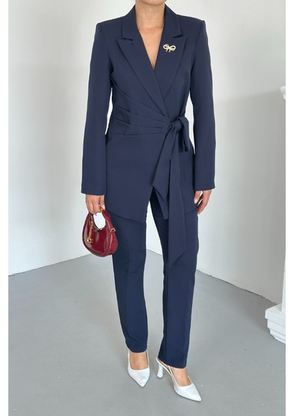 Kadın Ikili Alt Üst Takım Şık Kuşaklı Drapeli Broş Detaylı Blazer Ceket Boru Paça Pantolon Takım indirimleri