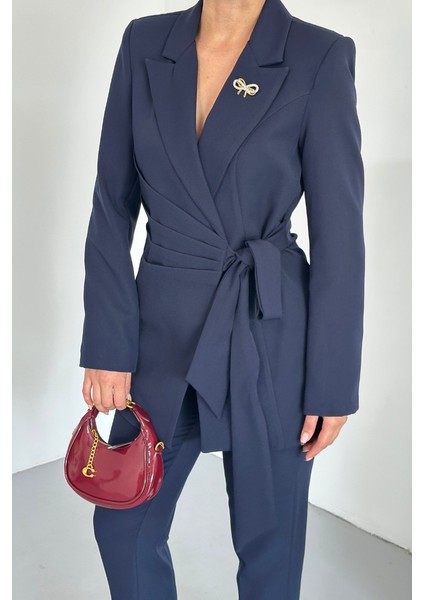 Kadın Ikili Alt Üst Takım Şık Kuşaklı Drapeli Broş Detaylı Blazer Ceket Boru Paça Pantolon Takım