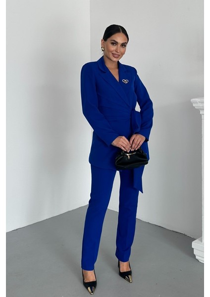 Kadın Ikili Alt Üst Takım Şık Kuşaklı Drapeli Broş Detaylı Blazer Ceket Boru Paça Pantolon Takım