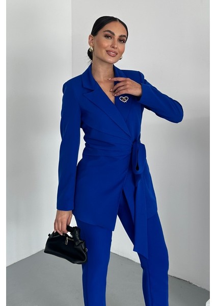 Kadın Ikili Alt Üst Takım Şık Kuşaklı Drapeli Broş Detaylı Blazer Ceket Boru Paça Pantolon Takım fiyatları