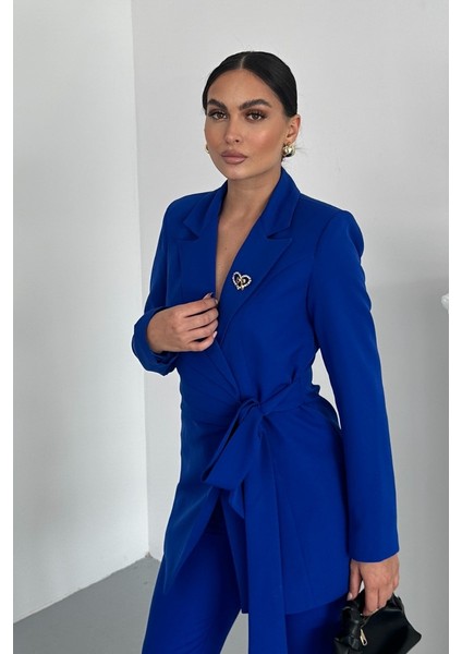 Kadın Ikili Alt Üst Takım Şık Kuşaklı Drapeli Broş Detaylı Blazer Ceket Boru Paça Pantolon Takım modelleri