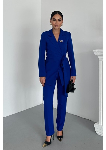 Kadın Ikili Alt Üst Takım Şık Kuşaklı Drapeli Broş Detaylı Blazer Ceket Boru Paça Pantolon Takım fırsatları
