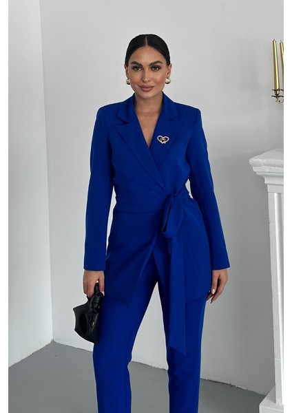 Kadın Ikili Alt Üst Takım Şık Kuşaklı Drapeli Broş Detaylı Blazer Ceket Boru Paça Pantolon Takım indirimleri