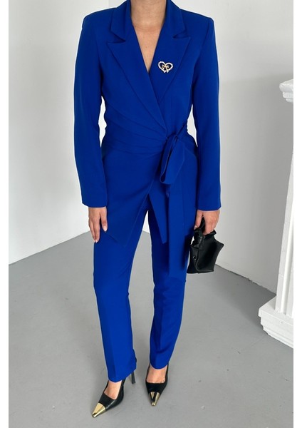 Kadın Ikili Alt Üst Takım Şık Kuşaklı Drapeli Broş Detaylı Blazer Ceket Boru Paça Pantolon Takım