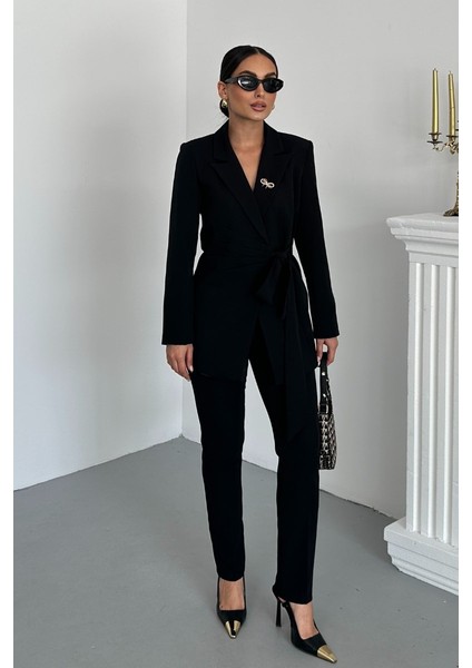 Kadın Ikili Alt Üst Takım Şık Kuşaklı Drapeli Broş Detaylı Blazer Ceket Boru Paça Pantolon Takım