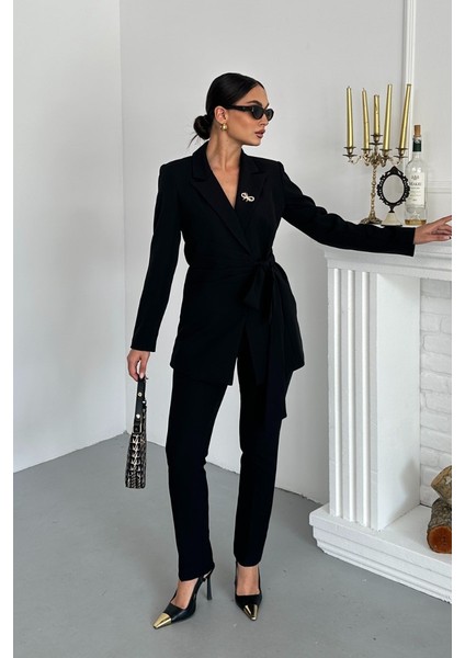 Kadın Ikili Alt Üst Takım Şık Kuşaklı Drapeli Broş Detaylı Blazer Ceket Boru Paça Pantolon Takım fiyatları