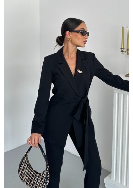 Kadın Ikili Alt Üst Takım Şık Kuşaklı Drapeli Broş Detaylı Blazer Ceket Boru Paça Pantolon Takım modelleri