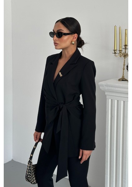 Kadın Ikili Alt Üst Takım Şık Kuşaklı Drapeli Broş Detaylı Blazer Ceket Boru Paça Pantolon Takım indirimleri