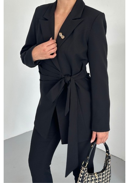 Kadın Ikili Alt Üst Takım Şık Kuşaklı Drapeli Broş Detaylı Blazer Ceket Boru Paça Pantolon Takım