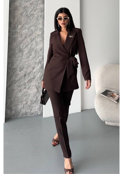 Kadın Ikili Alt Üst Takım Şık Kuşaklı Drapeli Broş Detaylı Blazer Ceket Boru Paça Pantolon Takım