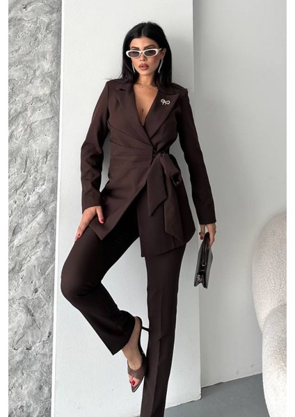 Kadın Ikili Alt Üst Takım Şık Kuşaklı Drapeli Broş Detaylı Blazer Ceket Boru Paça Pantolon Takım fiyatları