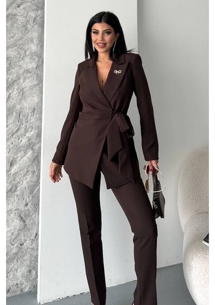 Kadın Ikili Alt Üst Takım Şık Kuşaklı Drapeli Broş Detaylı Blazer Ceket Boru Paça Pantolon Takım modelleri