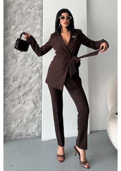 Kadın Ikili Alt Üst Takım Şık Kuşaklı Drapeli Broş Detaylı Blazer Ceket Boru Paça Pantolon Takım fırsatları