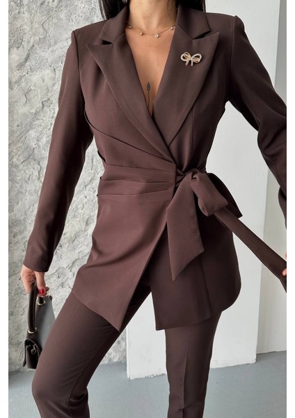 Kadın Ikili Alt Üst Takım Şık Kuşaklı Drapeli Broş Detaylı Blazer Ceket Boru Paça Pantolon Takım indirimleri