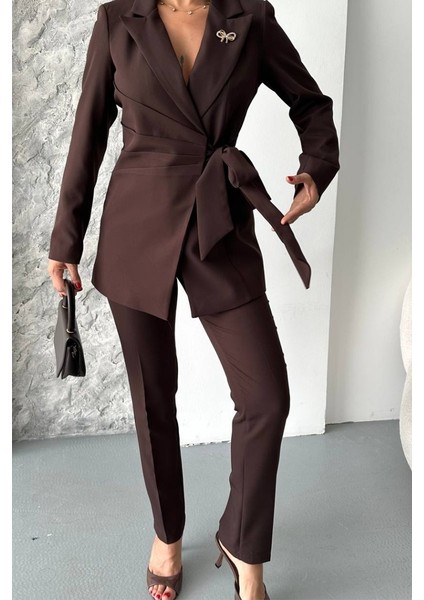 Kadın Ikili Alt Üst Takım Şık Kuşaklı Drapeli Broş Detaylı Blazer Ceket Boru Paça Pantolon Takım