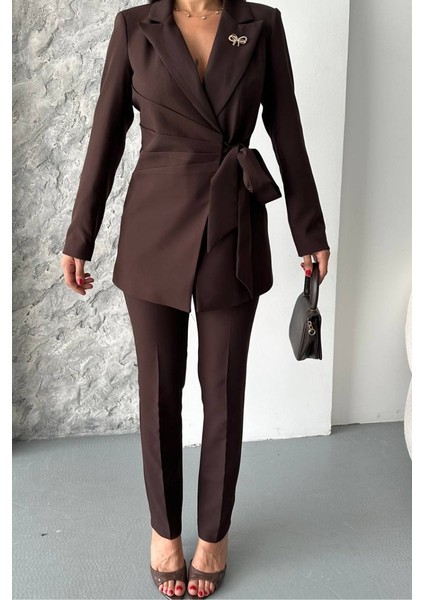 Kadın Ikili Alt Üst Takım Şık Kuşaklı Drapeli Broş Detaylı Blazer Ceket Boru Paça Pantolon Takım