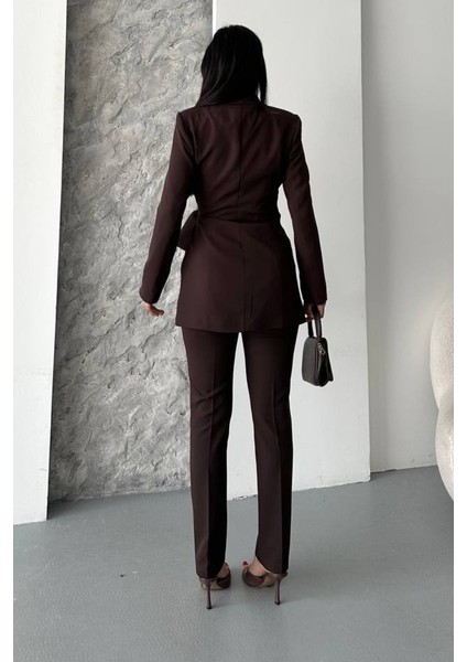 Kadın Ikili Alt Üst Takım Şık Kuşaklı Drapeli Broş Detaylı Blazer Ceket Boru Paça Pantolon Takım