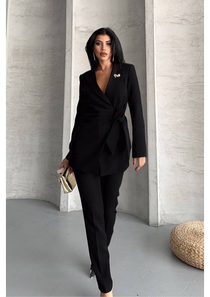 Kadın Ikili Alt Üst Takım Şık Kuşaklı Drapeli Broş Detaylı Blazer Ceket Boru Paça Pantolon Takım