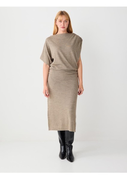 Bej Melanj Kayık Yaka Büzgülü Düşük Omuz Triko Midi Elbise fiyatları
